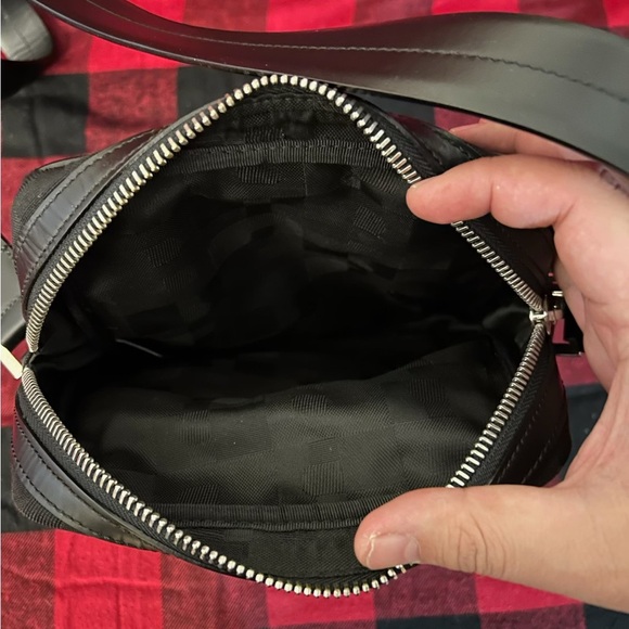 Bally Black Messenger Bag with Strap and Sleek Design - Picture 3 of 4